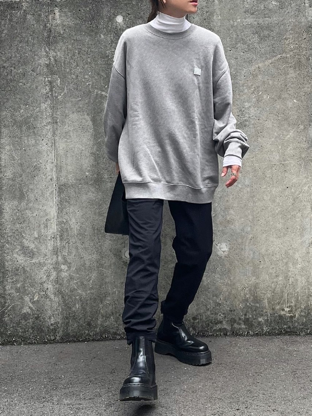 グレー系のスウェット、ホワイト系のTシャツ/カットソーを着用したレディースの冬コーディネートの3枚目の写真