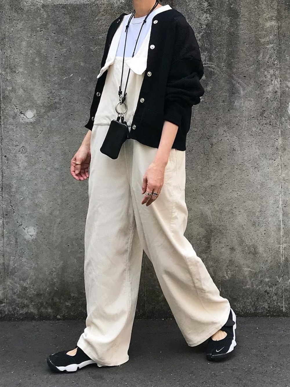 ブラック系のカーディガン/ボレロ、ホワイト系のTシャツ/カットソー、ホワイト系のサロペット/オーバーオールを着用したレディースの春コーディネートの3枚目の写真