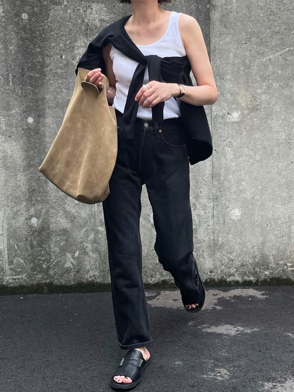 ブラック系のタンクトップ、ブラック系のサンダルを着用したレディースの夏コーディネートの4枚目の写真