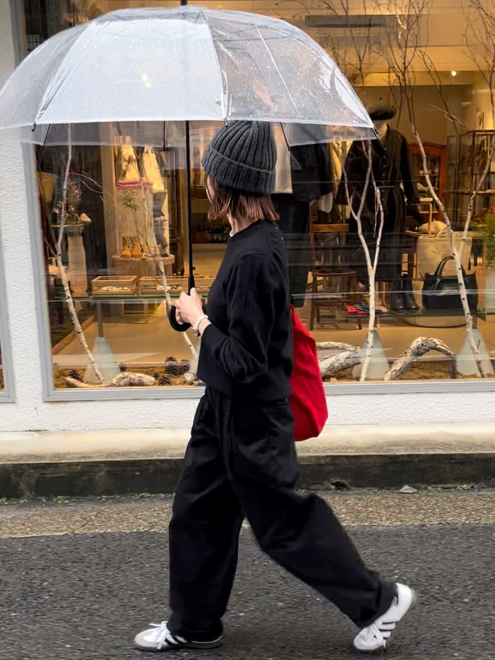 ブラック系のニット/セーター、ホワイト系のスニーカー、グレー系のニットキャップ/ビーニーを着用したレディースの秋コーディネートの2枚目の写真