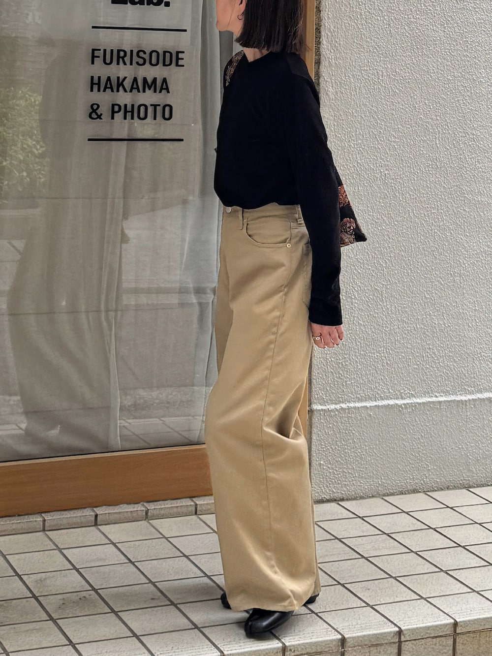 ブラック系のTシャツ/カットソー、ブラック系のバレエシューズを着用したレディースの秋コーディネートの4枚目の写真