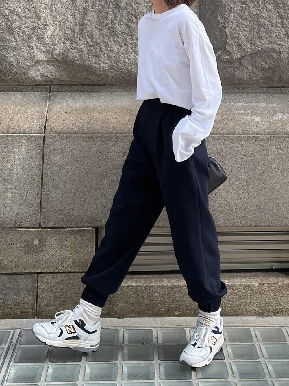 ブルー系のスラックス、ホワイト系のTシャツ/カットソー、ブラック系のドレスシューズを着用したレディースの秋コーディネートの4枚目の写真