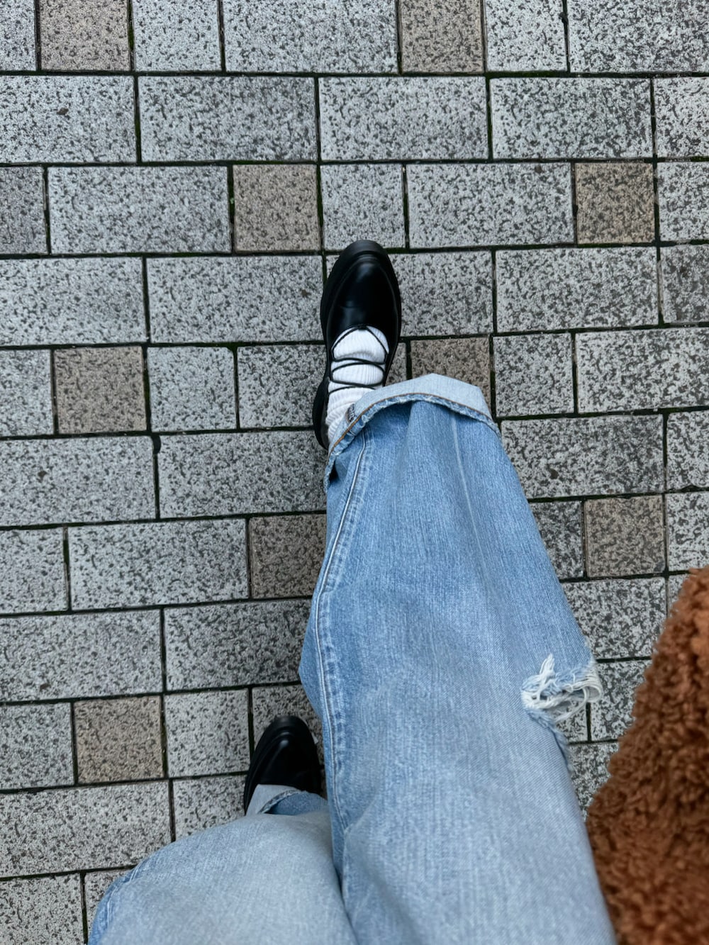 ブルー系のデニムパンツ、ブラック系のその他シューズを着用したレディースの秋コーディネートの4枚目の写真