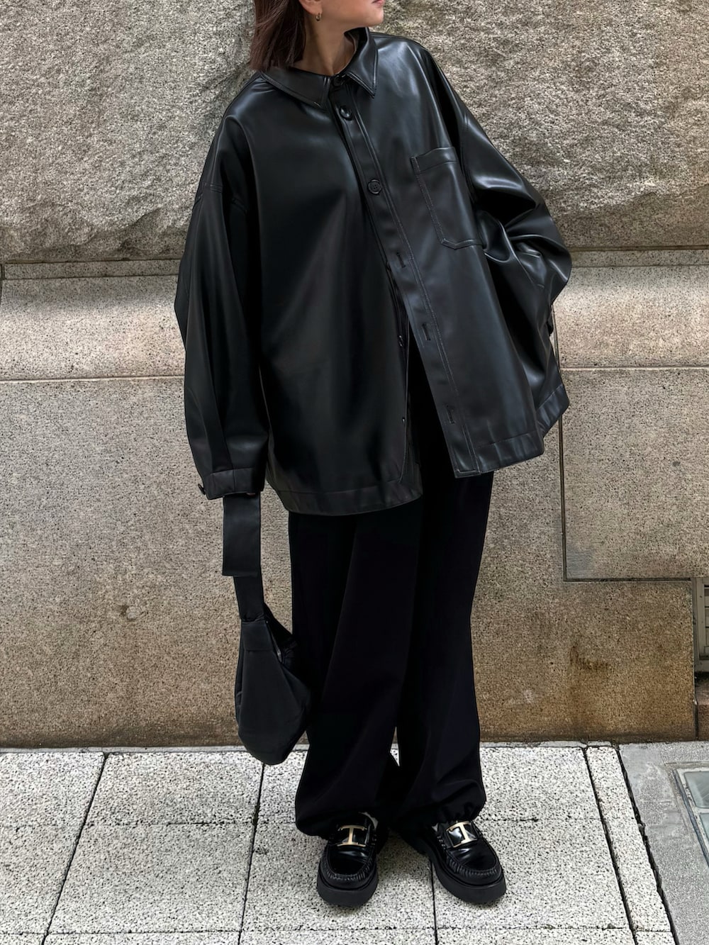 ブラック系のジャケット/アウター、ブラック系のパンツ、ブラック系のショルダーバッグを着用したレディースの夏コーディネートの2枚目の写真