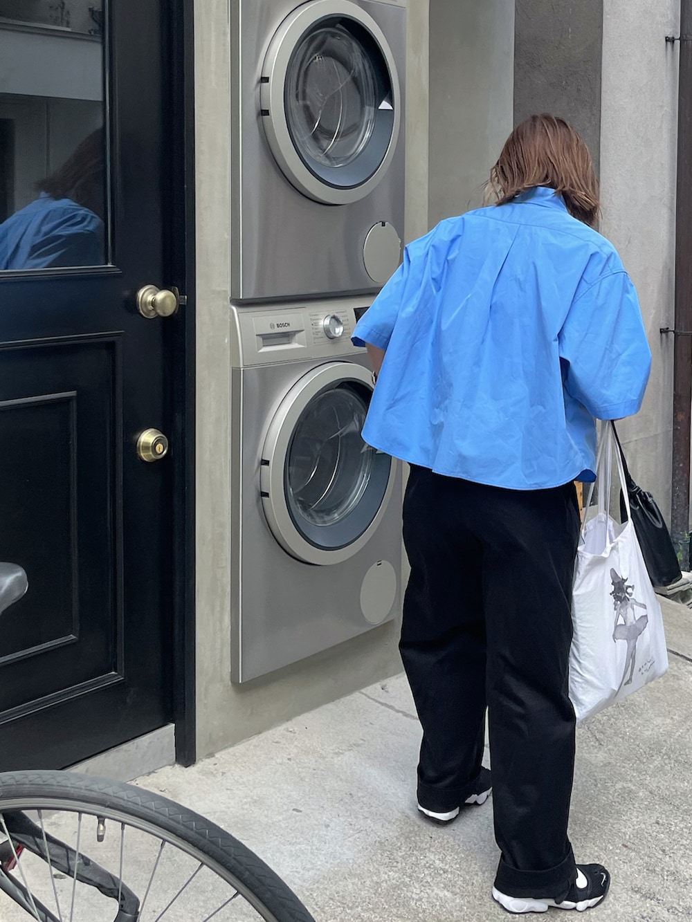 ブルー系のシャツ/ブラウス、ブラック系のチノパンツ、ブラック系のスニーカーを着用したレディースの夏コーディネートの4枚目の写真