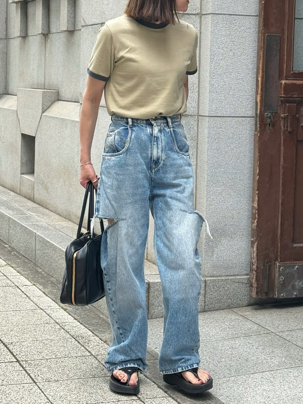 その他のTシャツ/カットソー、ブルー系のデニムパンツを着用したレディースの夏コーディネートの2枚目の写真