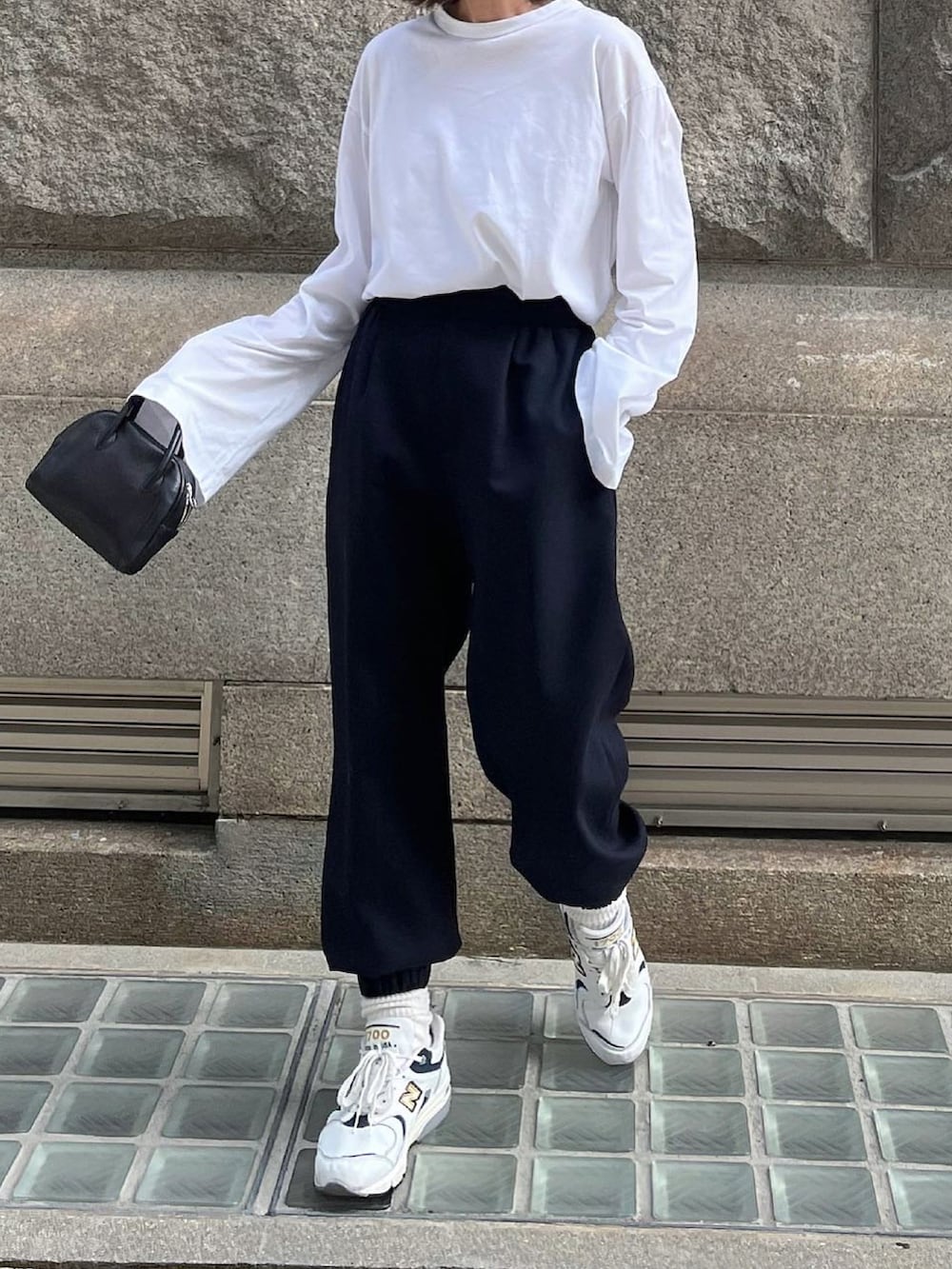 ブルー系のスラックス、ホワイト系のTシャツ/カットソー、ブラック系のドレスシューズを着用したレディースの秋コーディネートの5枚目の写真