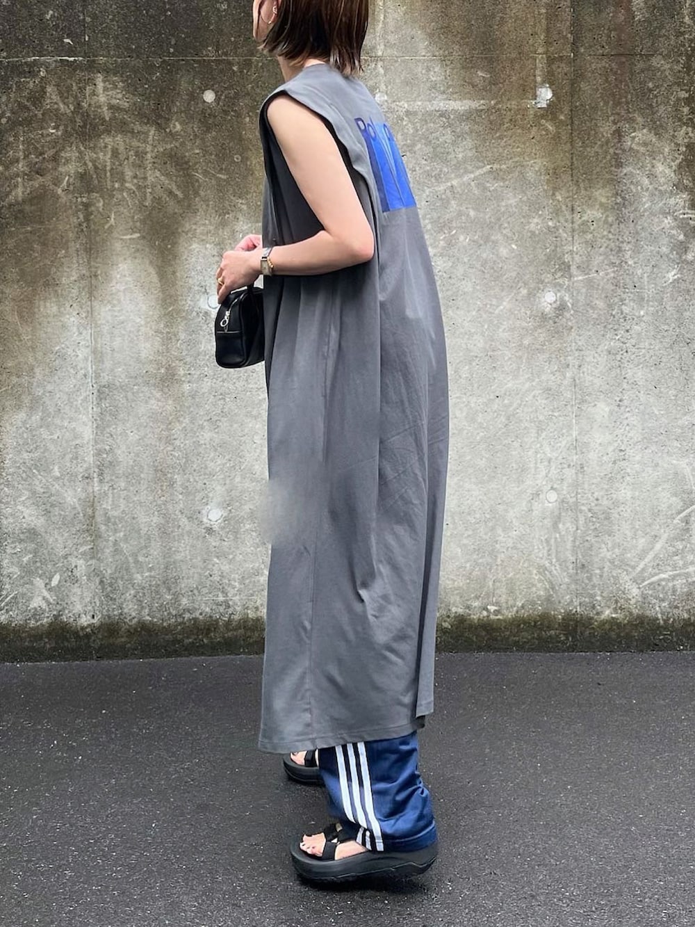 グレー系のワンピース、ブルー系のその他パンツ、ブラック系のサンダルを着用したレディースの春コーディネートの3枚目の写真