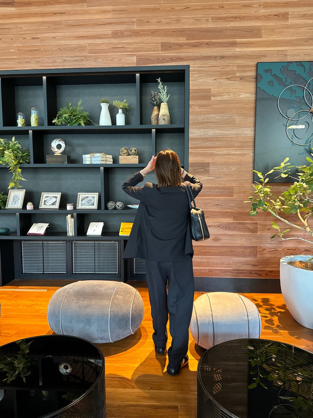 ブラック系のテーラードジャケット、ブラック系のパンツ、ブラック系のその他シューズを着用したレディースの夏コーディネートの3枚目の写真