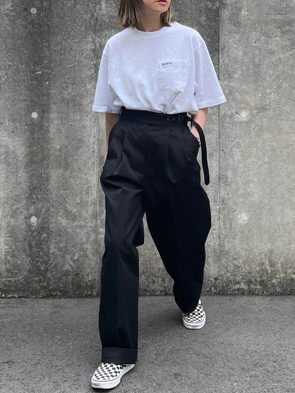 ブラック系のチノパンツ、ブラック系のスリッポンを着用したレディースの春コーディネートの2枚目の写真