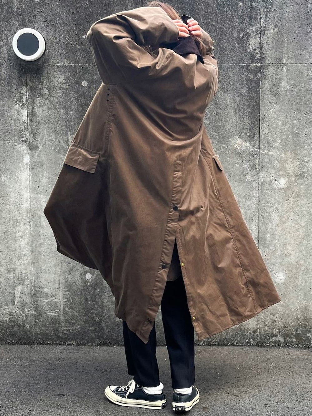 ブラウン系のその他アウター、シルバー系のピアス（両耳用）を着用したレディースの冬コーディネートの3枚目の写真