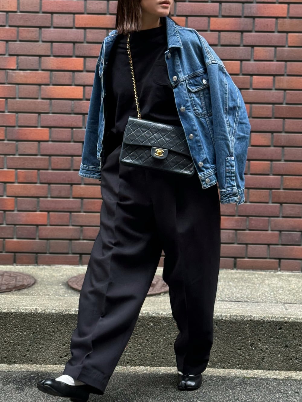 ブラック系のパンツ、ブラック系のバレエシューズを着用したレディースの冬コーディネートの2枚目の写真