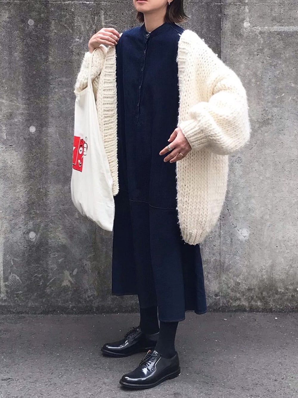 ブルー系のワンピース、ブラック系のドレスシューズ、ブラック系のタイツ/ストッキングを着用したレディースの春コーディネートの4枚目の写真