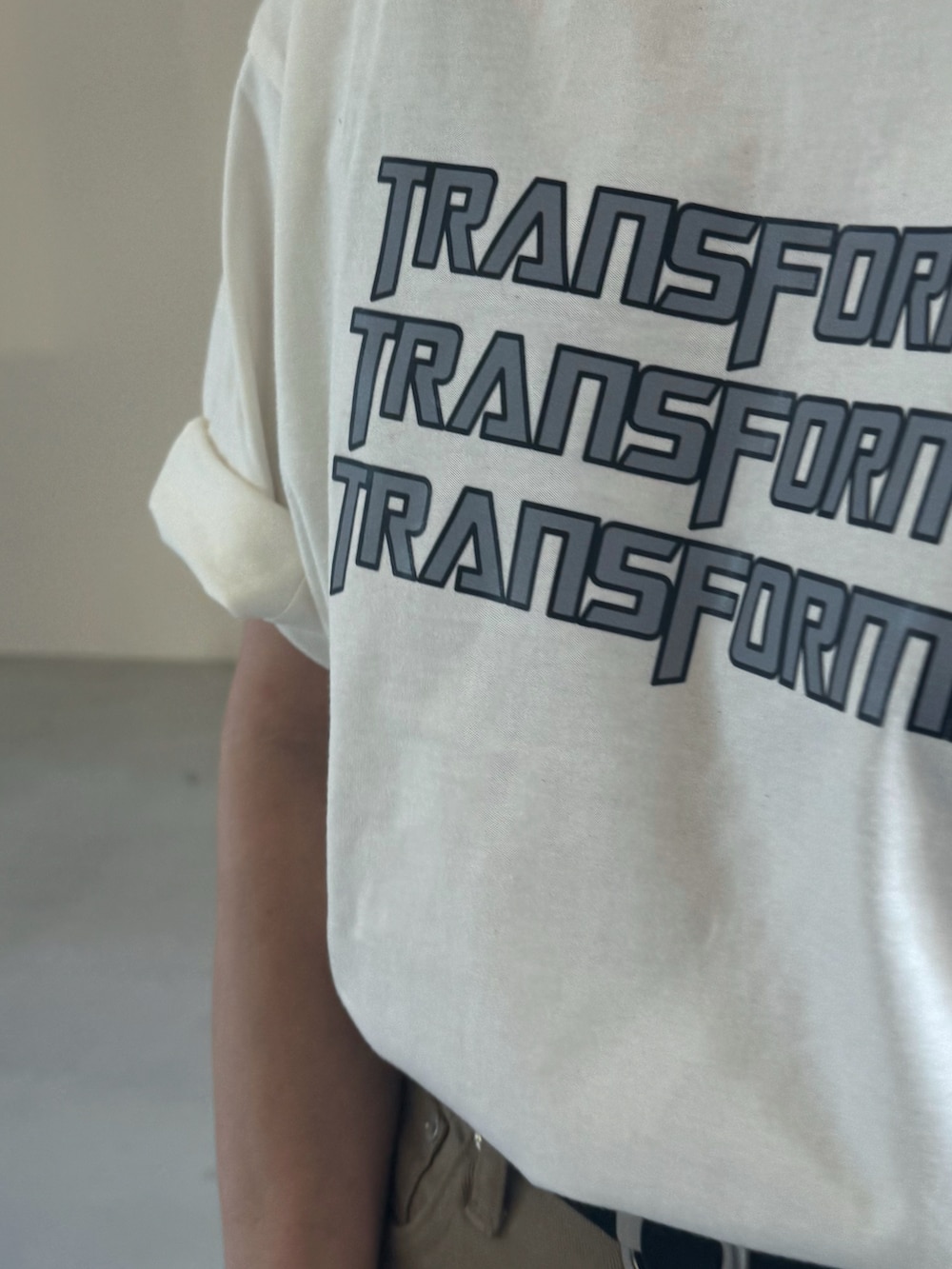 ホワイト系のTシャツ/カットソー、ベージュ系のチノパンツを着用したレディースの夏コーディネートの3枚目の写真