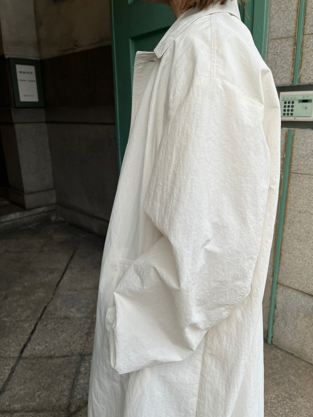 ホワイト系のジャケット/アウター、ホワイト系のシャツワンピースを着用したレディースの冬コーディネートの3枚目の写真