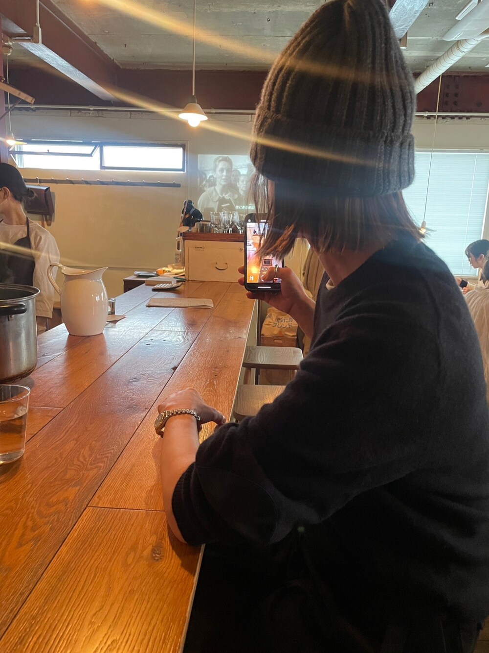 ブルー系のダッフルコート、ホワイト系のスニーカー、グレー系のニットキャップ/ビーニーを着用したレディースの秋コーディネートの3枚目の写真