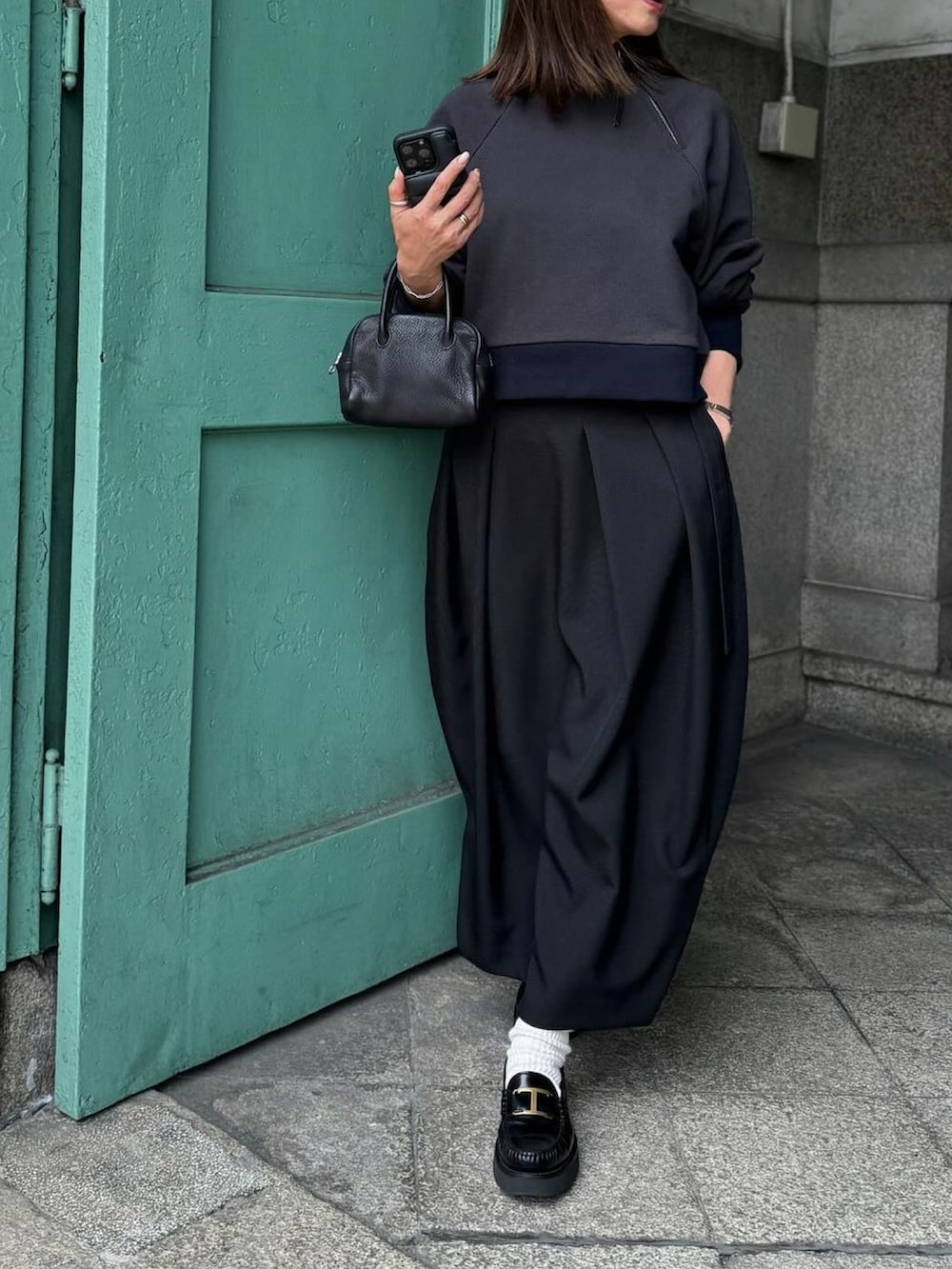 ブルー系のスウェットを着用したレディースの秋コーディネートの2枚目の写真