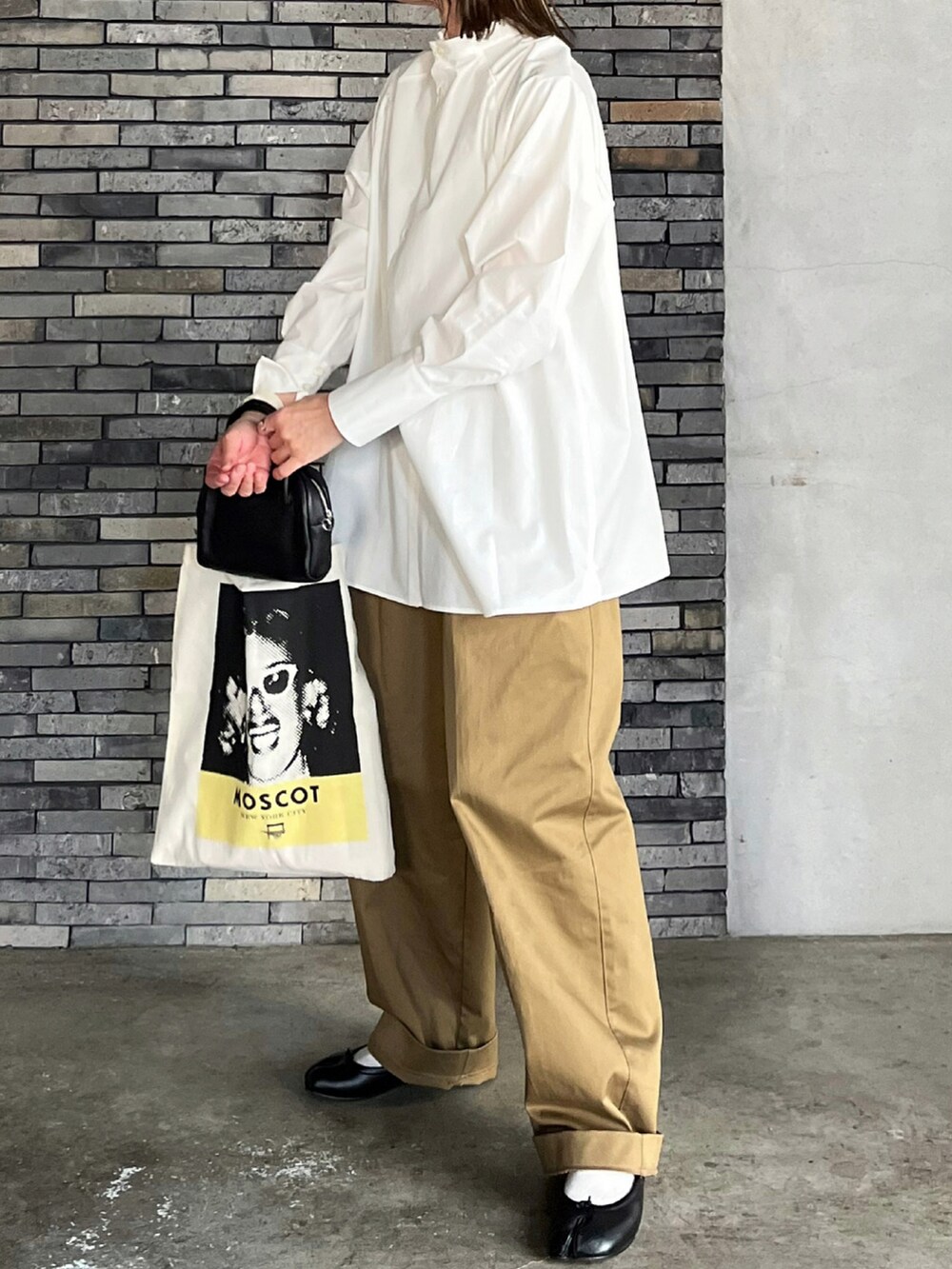 ホワイト系のシャツ/ブラウス、ベージュ系のチノパンツ、ブラック系のボストンバッグを着用したレディースの春コーディネートの5枚目の写真