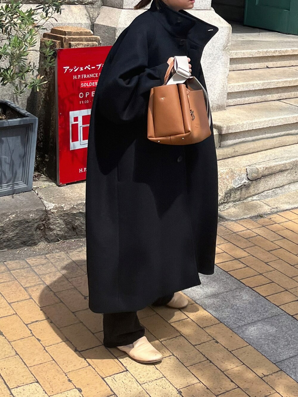 ブラック系のパンツを着用したレディースの秋コーディネートの3枚目の写真