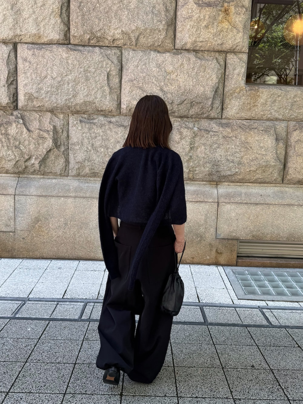 ホワイト系のTシャツ/カットソー、ブルー系のカーディガン/ボレロ、ブラック系のパンツを着用したレディースの夏コーディネートの3枚目の写真
