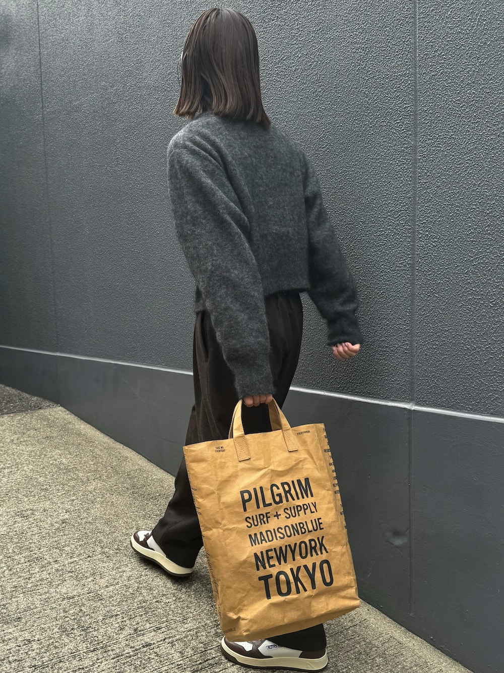 グレー系のカーディガン/ボレロ、グレー系のニット/セーター、シルバー系のリングを着用したレディースの冬コーディネートの3枚目の写真