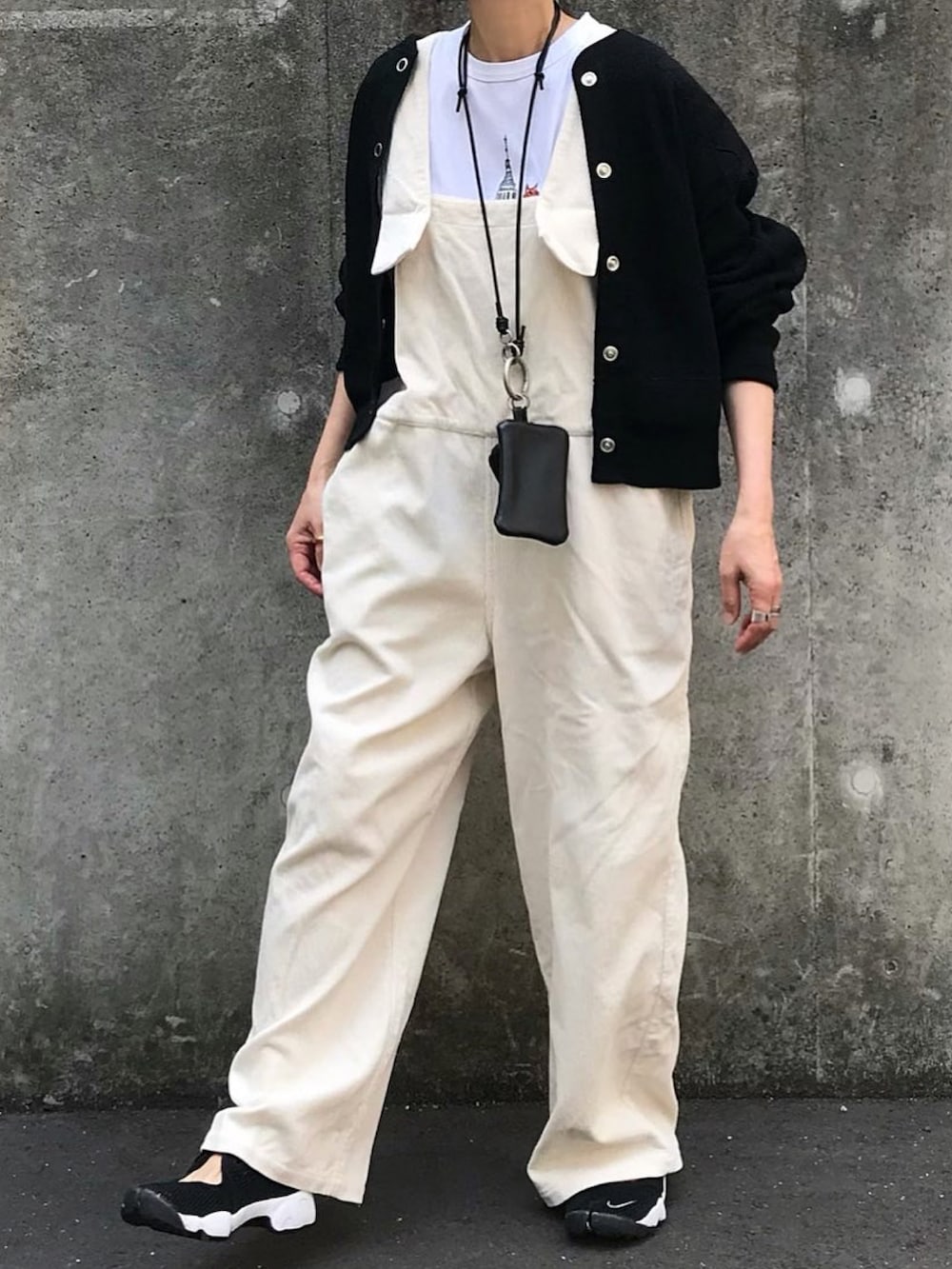 ブラック系のカーディガン/ボレロ、ホワイト系のTシャツ/カットソー、ホワイト系のサロペット/オーバーオールを着用したレディースの春コーディネートの2枚目の写真