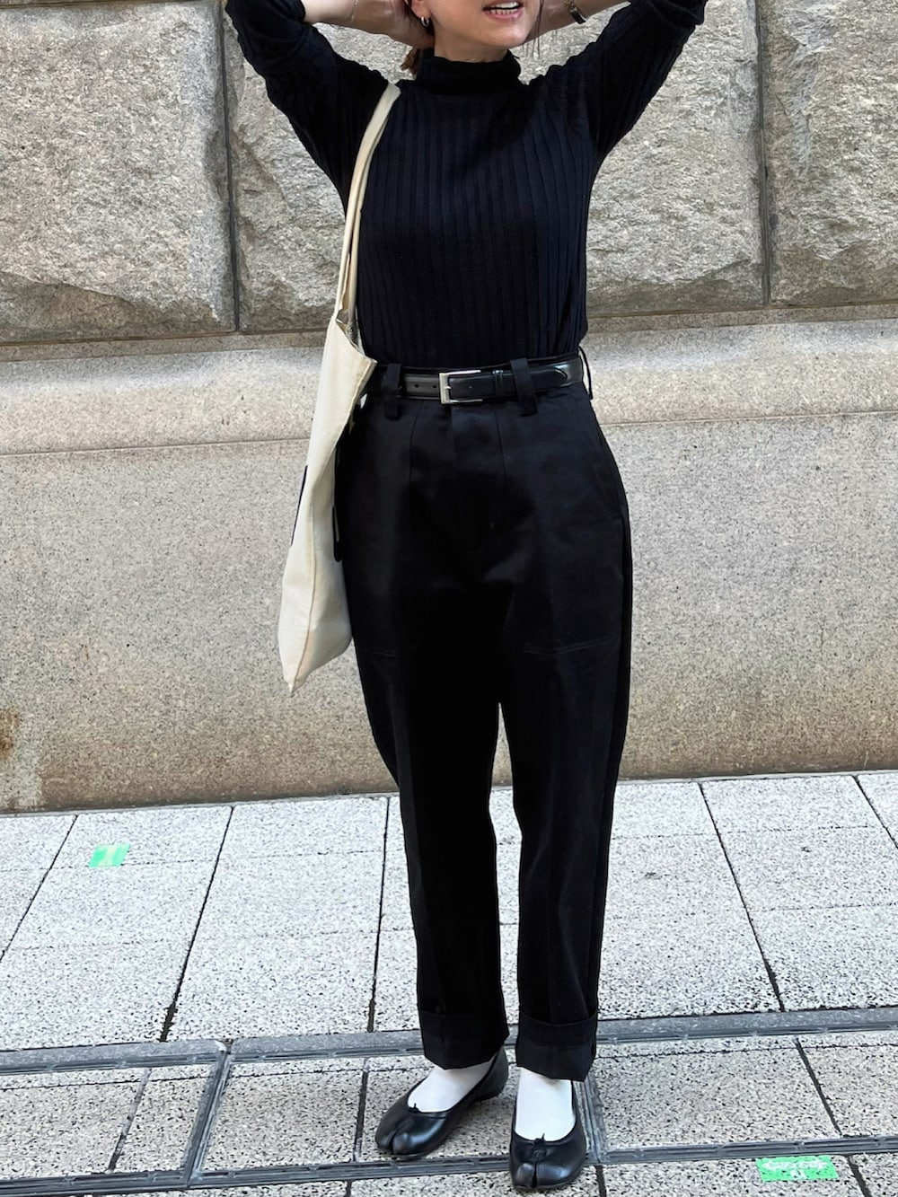 ブラック系のパンツ、ブラック系のバレエシューズ、ブラック系のベルトを着用したレディースの秋コーディネートの4枚目の写真
