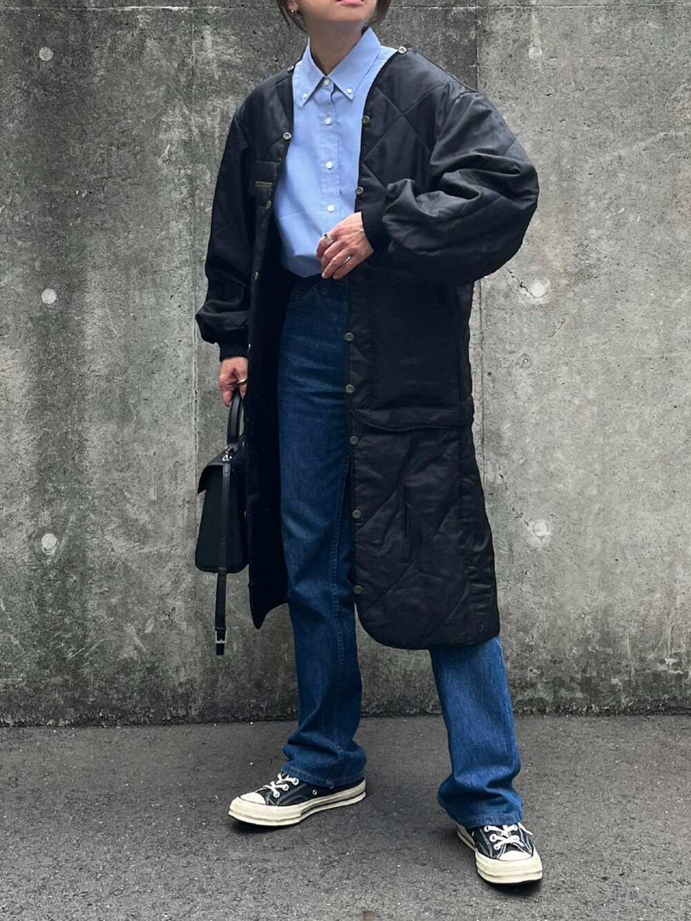 ブラック系のジャケット/アウター、ブルー系のシャツ/ブラウスを着用したレディースの冬コーディネートの4枚目の写真