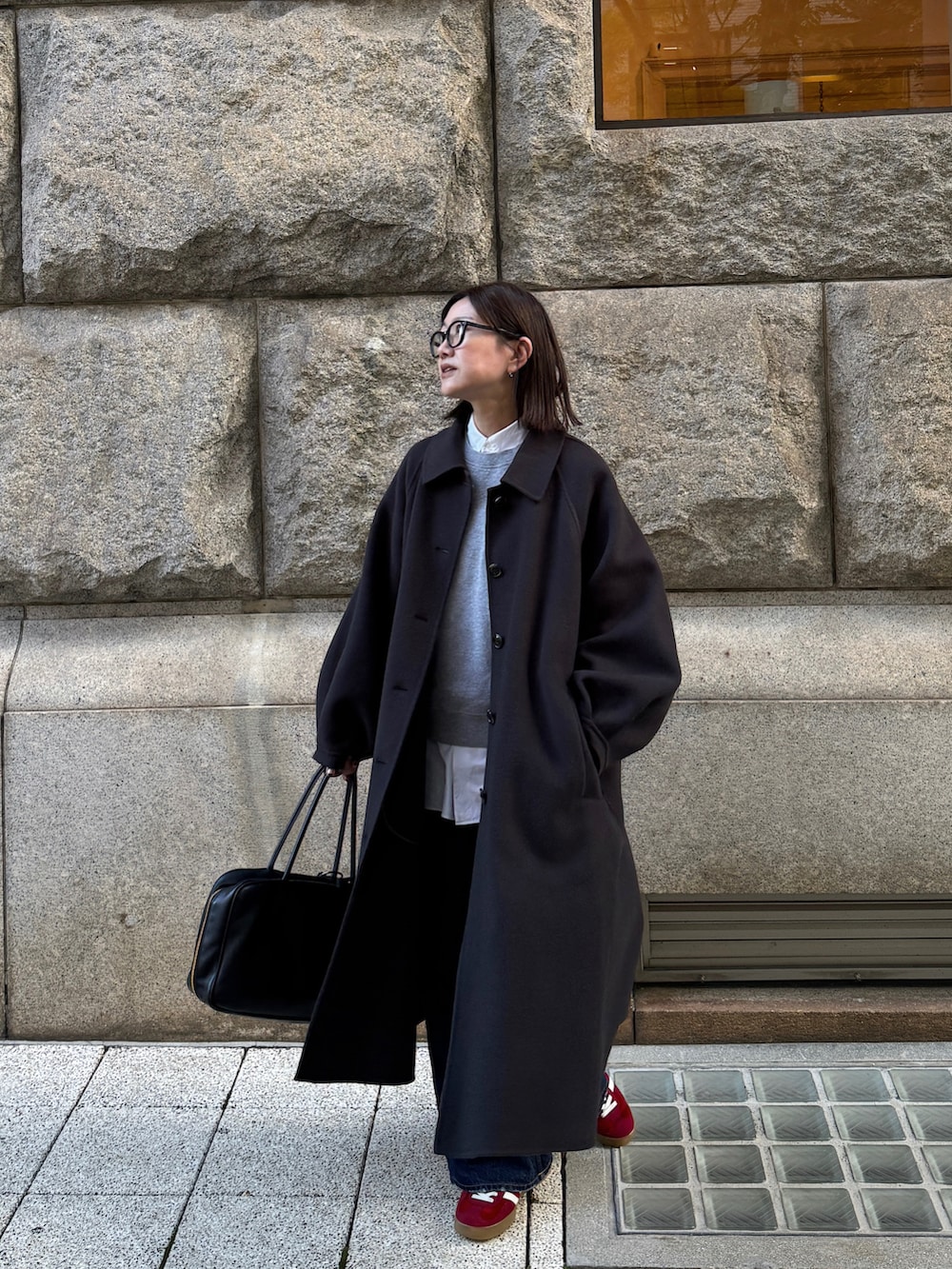 ブラウン系のジャケット/アウター、レッド系のスニーカー、シルバー系のピアス（両耳用）を着用したレディースの秋コーディネートの3枚目の写真