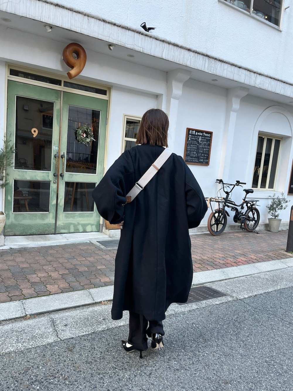 ブラック系のジャケット/アウター、ブラック系のパンツ、ブラック系のパンプスを着用したレディースの冬コーディネートの3枚目の写真