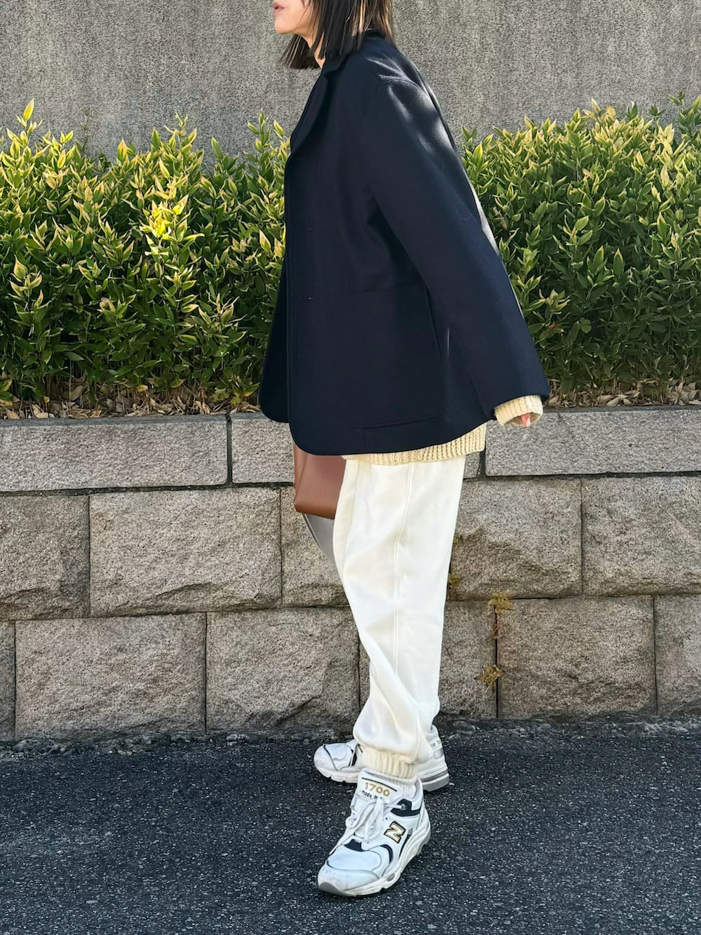 ブルー系のテーラードジャケット、ホワイト系のスニーカーを着用したレディースの冬コーディネートの4枚目の写真