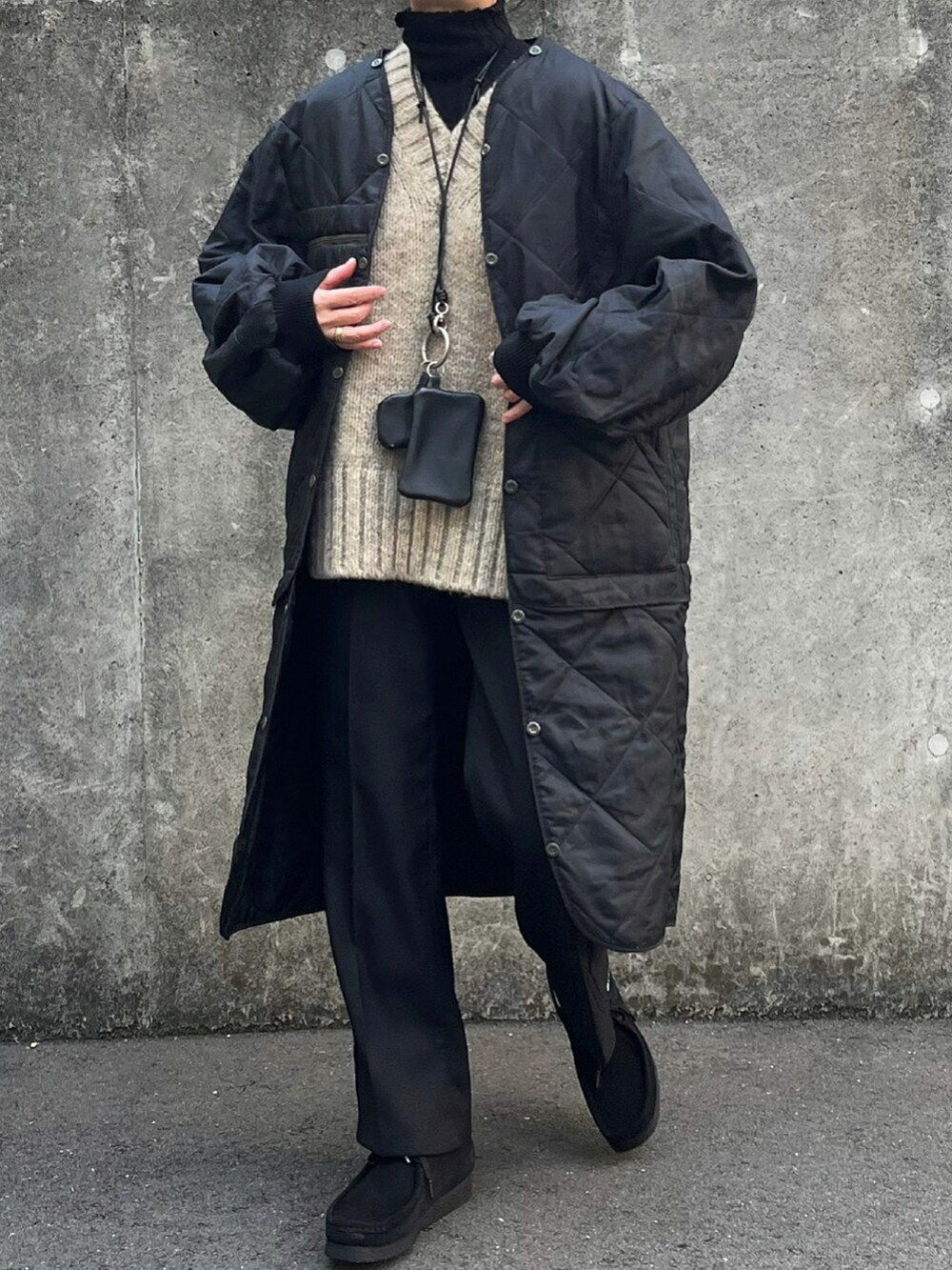 ブラック系のジャケット/アウター、ブラック系のモカシン/デッキシューズ、ブラウン系のストール/ショールを着用したレディースの冬コーディネートの3枚目の写真