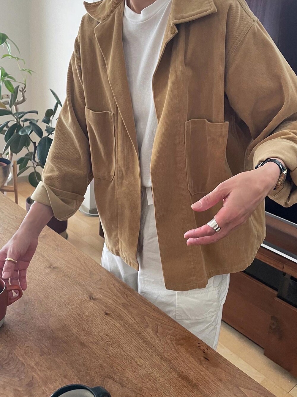 ホワイト系のTシャツ/カットソー、シルバー系のピアス（両耳用）、シルバー系のリングを着用したレディースの秋コーディネートの2枚目の写真