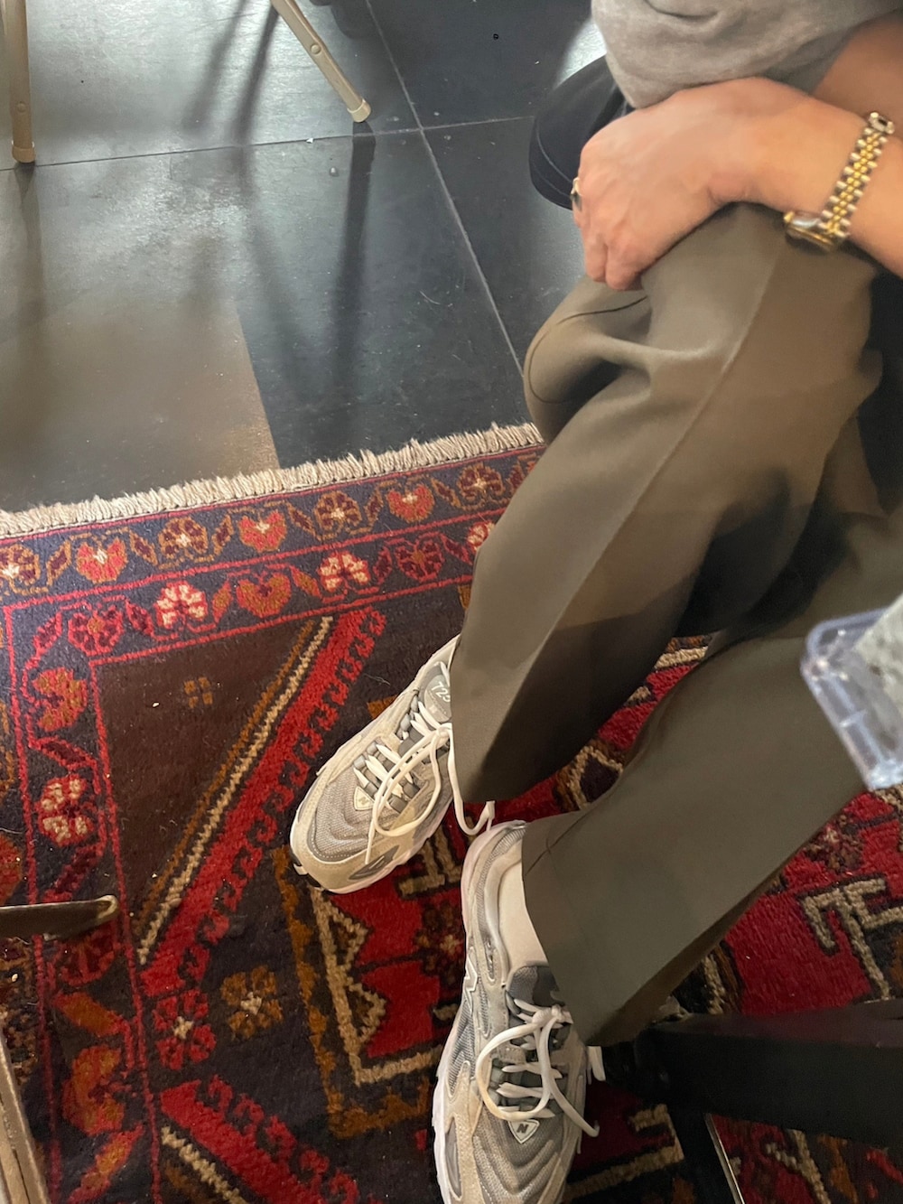 グレー系のスウェット、グリーン系のパンツ、グレー系のスニーカーを着用したレディースの夏コーディネートの5枚目の写真