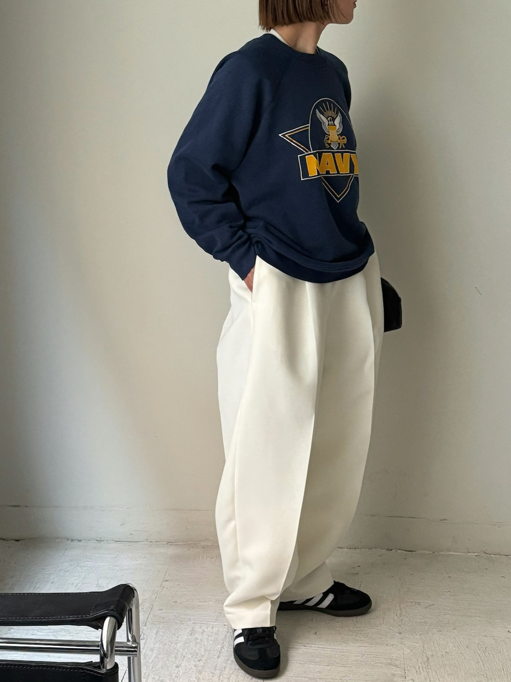ホワイト系のパンツ、ブラック系のボストンバッグ、ブラック系のスニーカーを着用したレディースの冬コーディネートの2枚目の写真