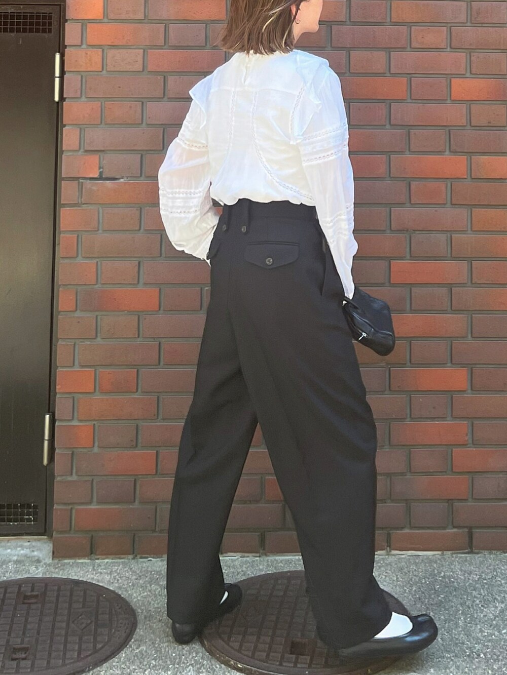 ブラック系のパンツ、ブラック系のバレエシューズを着用したレディースの夏コーディネートの4枚目の写真