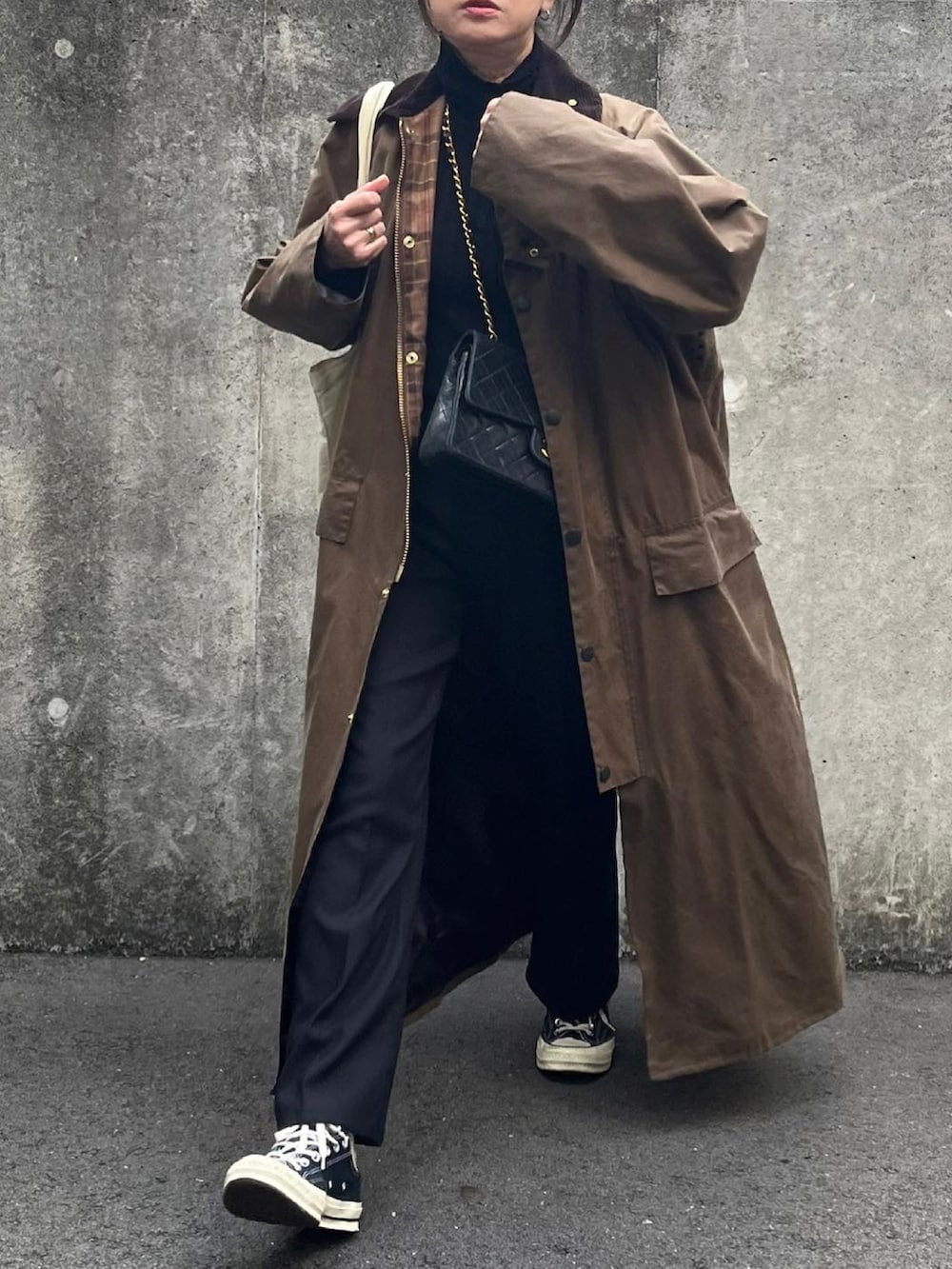 ブラウン系のその他アウター、シルバー系のピアス（両耳用）を着用したレディースの冬コーディネートの4枚目の写真