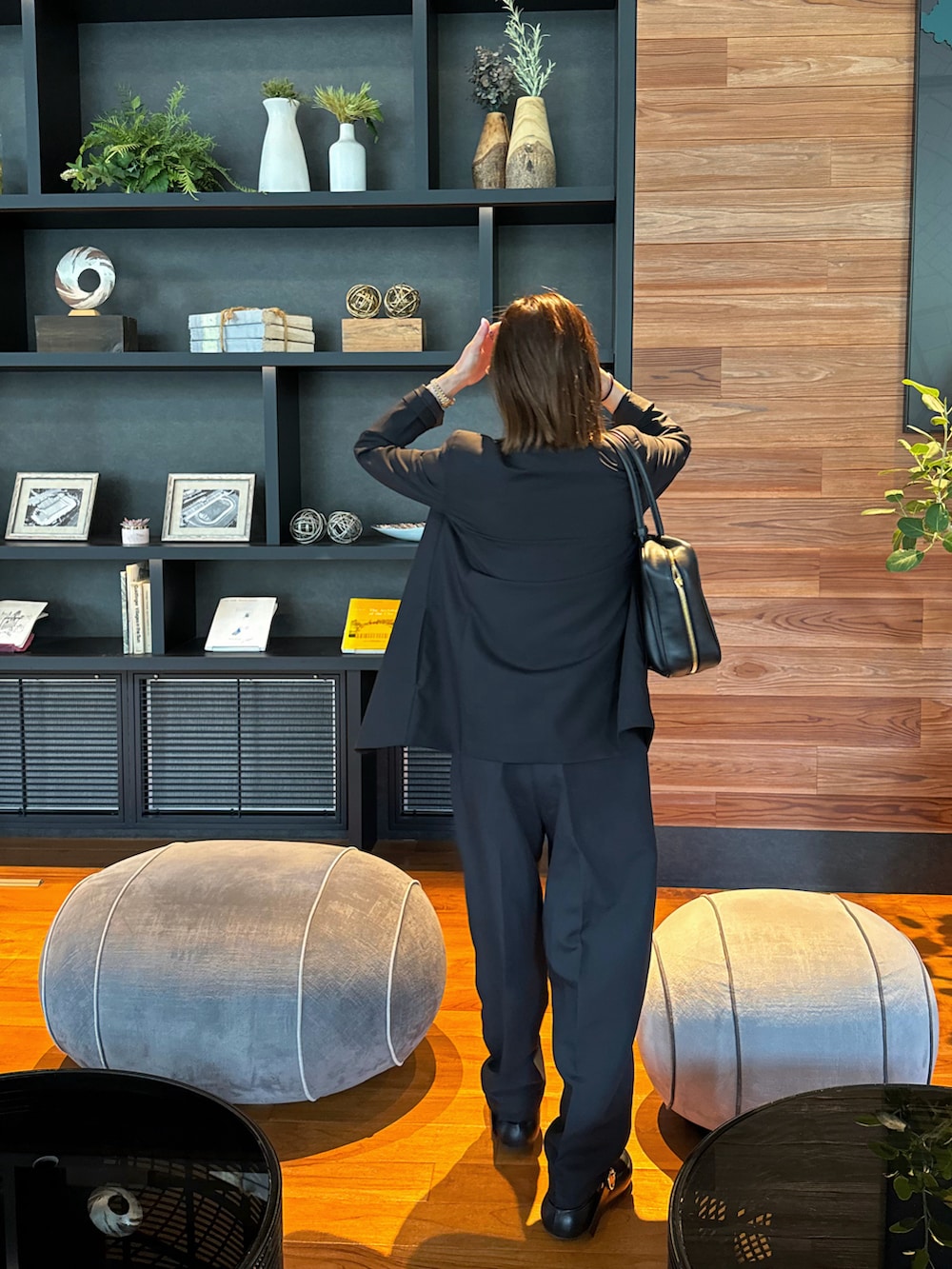 ブラック系のテーラードジャケット、ブラック系のパンツ、ブラック系のその他シューズを着用したレディースの夏コーディネートの4枚目の写真