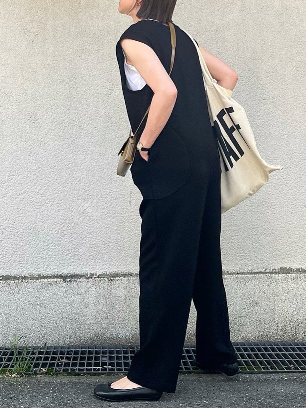 ブラウン系のショルダーバッグを着用したレディースの夏コーディネートの2枚目の写真