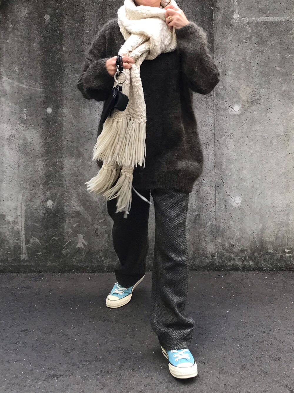 ブラウン系のニット/セーター、グリーン系のその他パンツ、ブルー系のスニーカーを着用したレディースの冬コーディネートの3枚目の写真