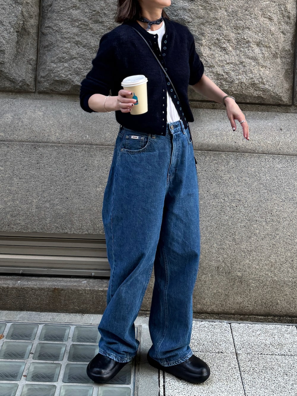 ブルー系のカーディガン/ボレロ、ホワイト系のTシャツ/カットソー、ブルー系のデニムパンツを着用したレディースの秋コーディネートの2枚目の写真