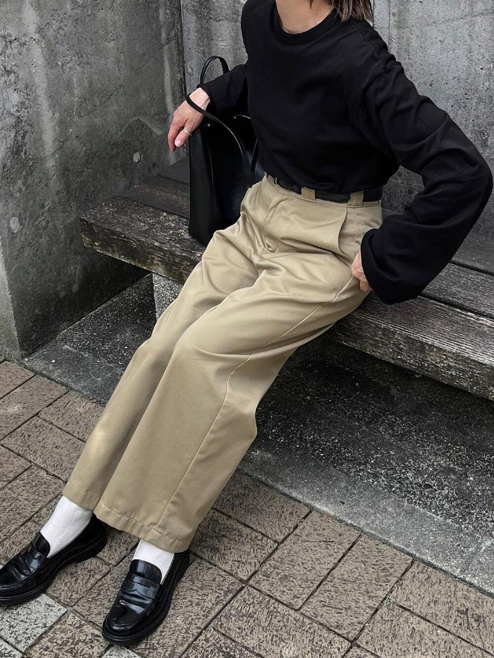 ブラック系のローファー、ブラック系のベルトを着用したレディースの秋コーディネートの2枚目の写真