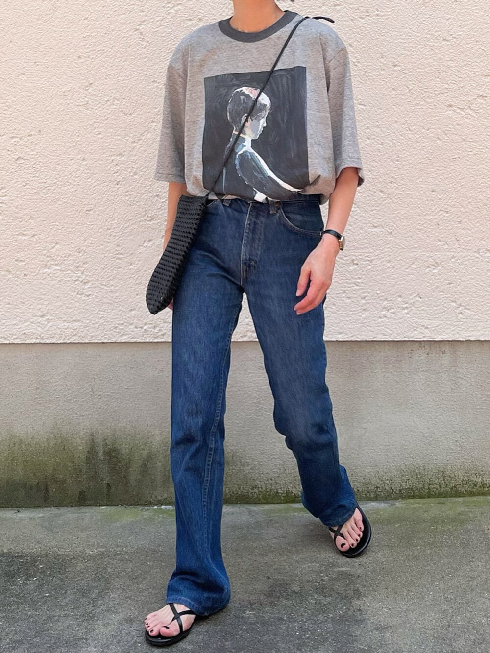 グレー系のTシャツ/カットソー、ブラック系のショルダーバッグ、ブルー系のビーチサンダルを着用したレディースの夏コーディネートの2枚目の写真