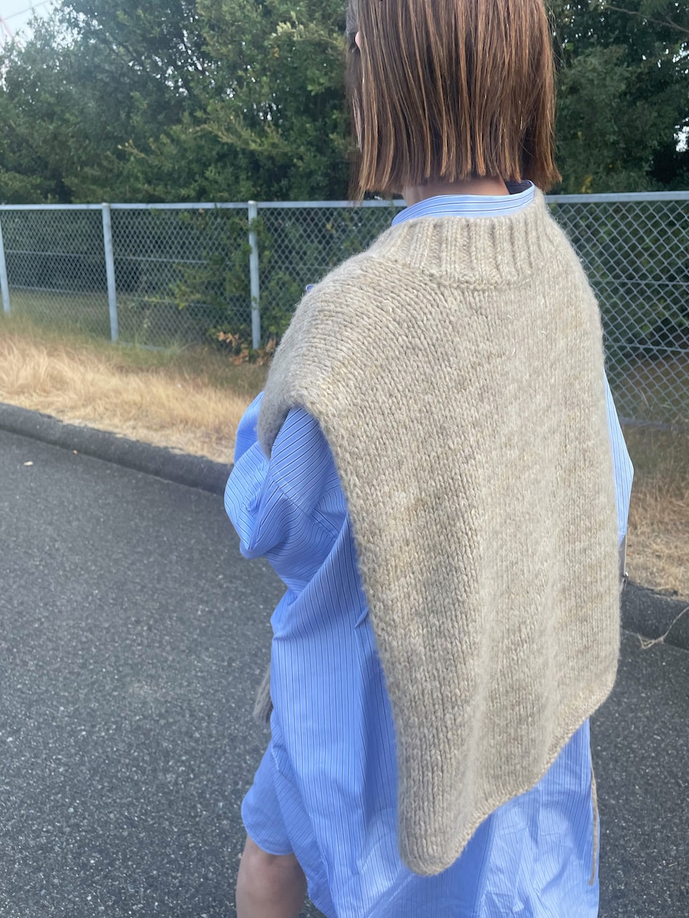 ブルー系のシャツ/ブラウス、ブラウン系のブーツ、ブラウン系のストール/ショールを着用したレディースの秋コーディネートの2枚目の写真