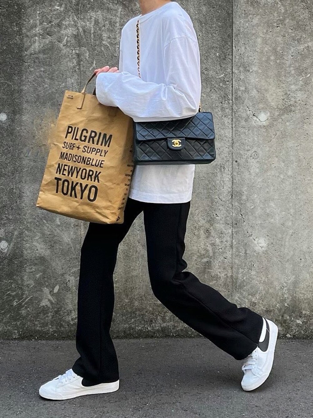 ブラック系のその他パンツを着用したレディースの春コーディネートの3枚目の写真