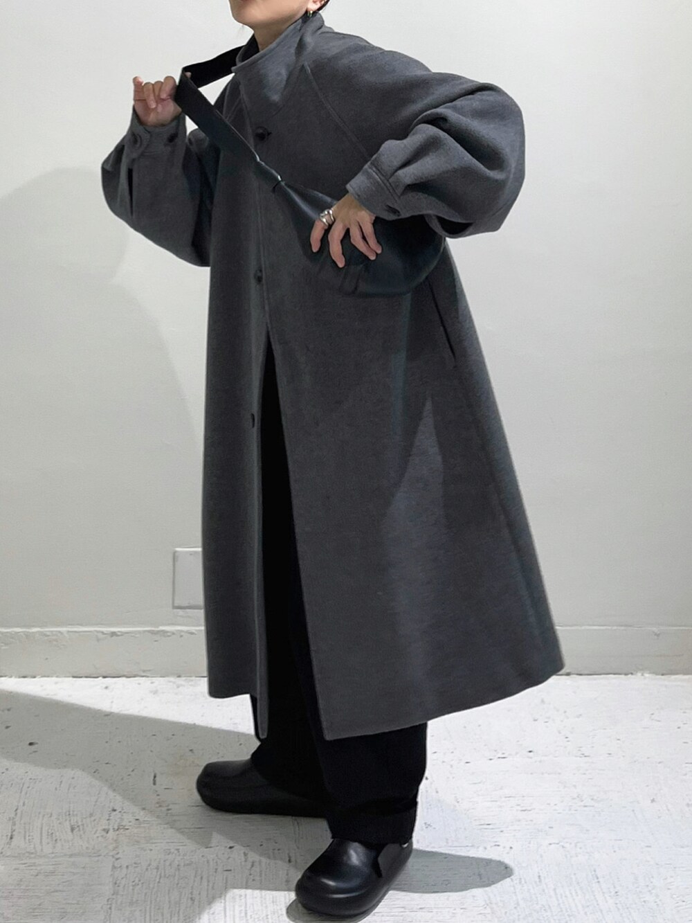 グレー系のジャケット/アウター、ブラック系のショルダーバッグ、ブラック系のその他シューズを着用したレディースの秋コーディネートの2枚目の写真