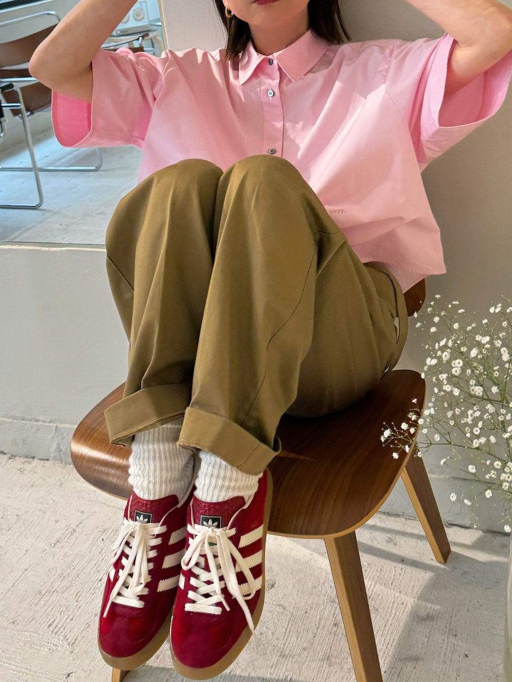 ピンク系のシャツ/ブラウス、レッド系のスニーカー、ゴールド系のピアス（両耳用）を着用したレディースの春コーディネートの2枚目の写真