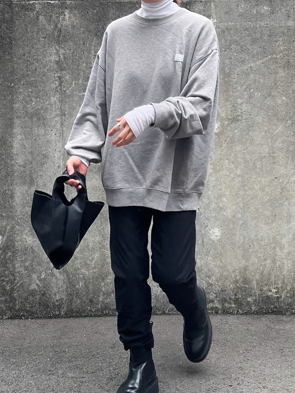 グレー系のスウェット、ホワイト系のTシャツ/カットソーを着用したレディースの冬コーディネートの5枚目の写真