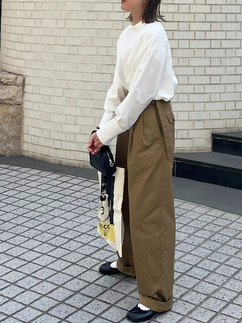 ホワイト系のシャツ/ブラウス、ベージュ系のチノパンツ、ブラック系のボストンバッグを着用したレディースの春コーディネートの4枚目の写真