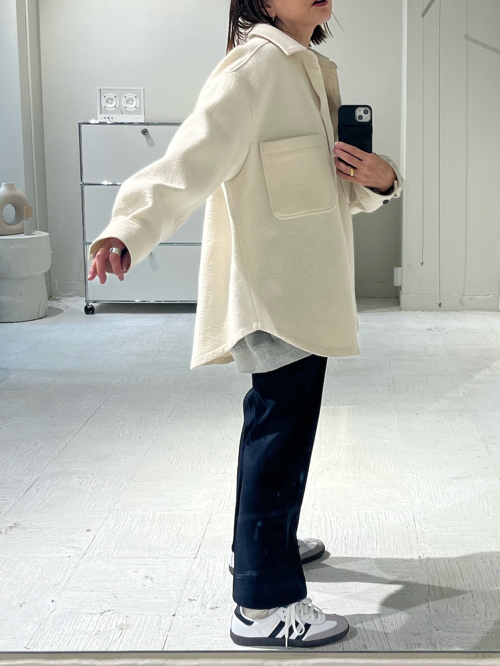 ホワイト系のジャケット/アウター、グレー系のスウェット、ホワイト系のスニーカーを着用したレディースの秋コーディネートの2枚目の写真